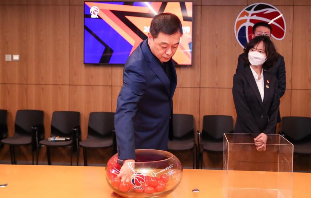 但是，德国大众虽然是普通品牌，但是大众的这款辉腾，却是一个非常非常昂贵的车型。